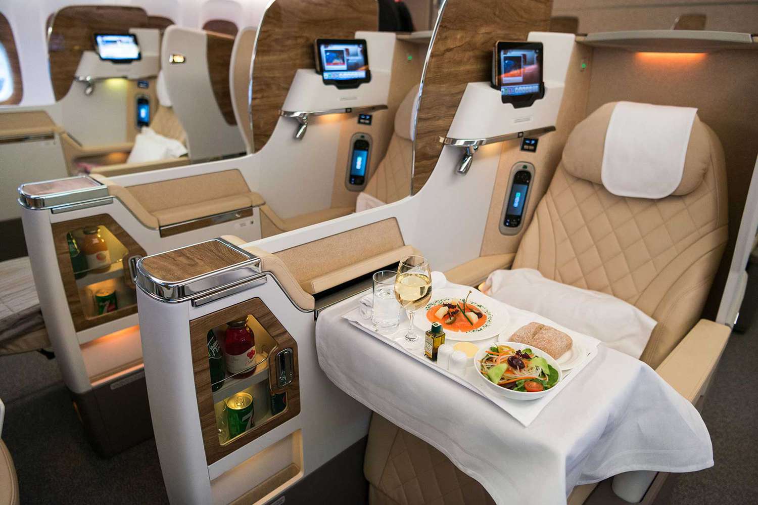 emirates business class dining EMIRATESBIZ0322 e8414f0893f640929ea0cb2d286d8e61