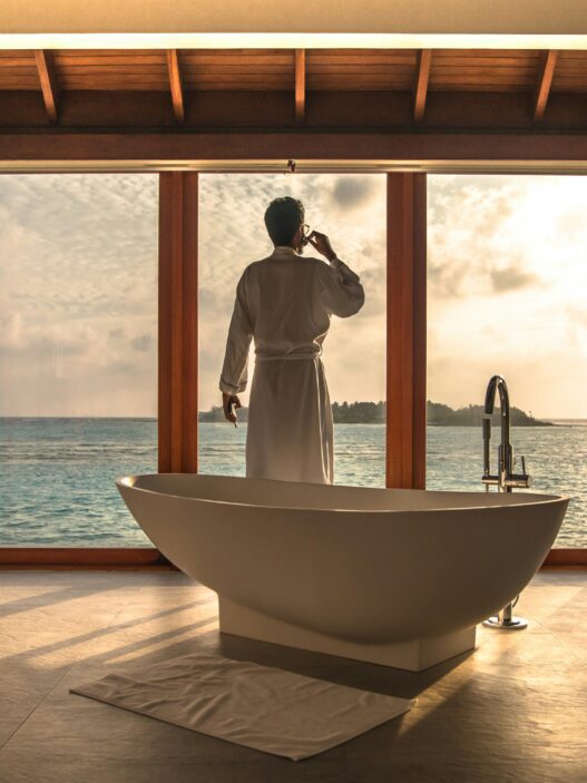 Luxury Travel for Singles Over 40: Where Style, Privacy & Networking Collide