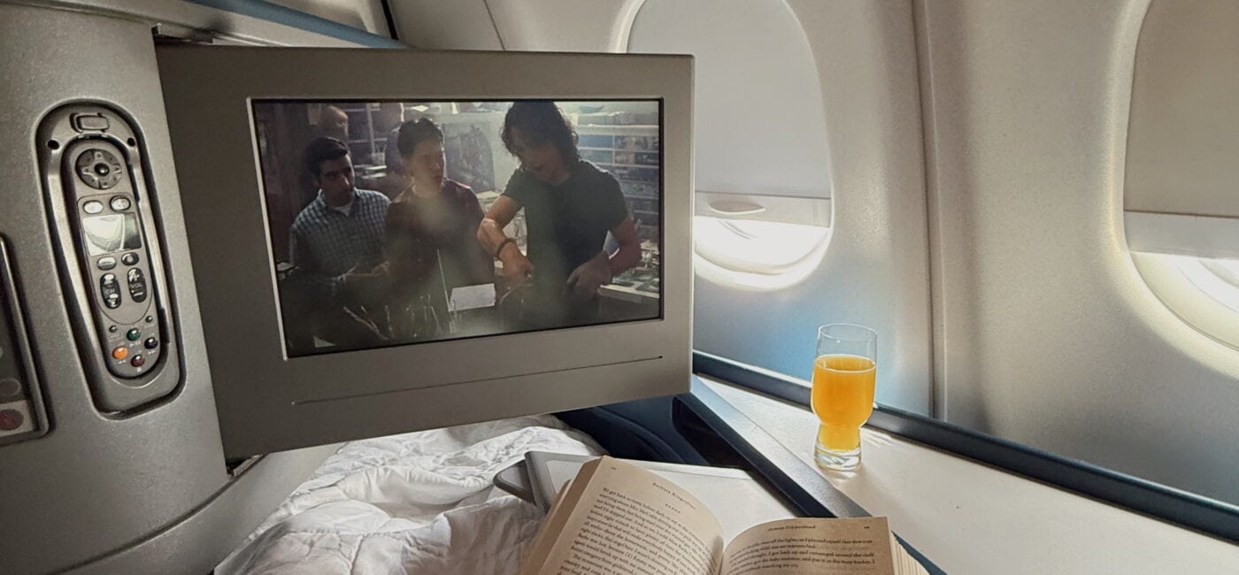 How to get cheap business class tickets 2026 premium cabin seats lie-flat business class interior international flight luxury travel